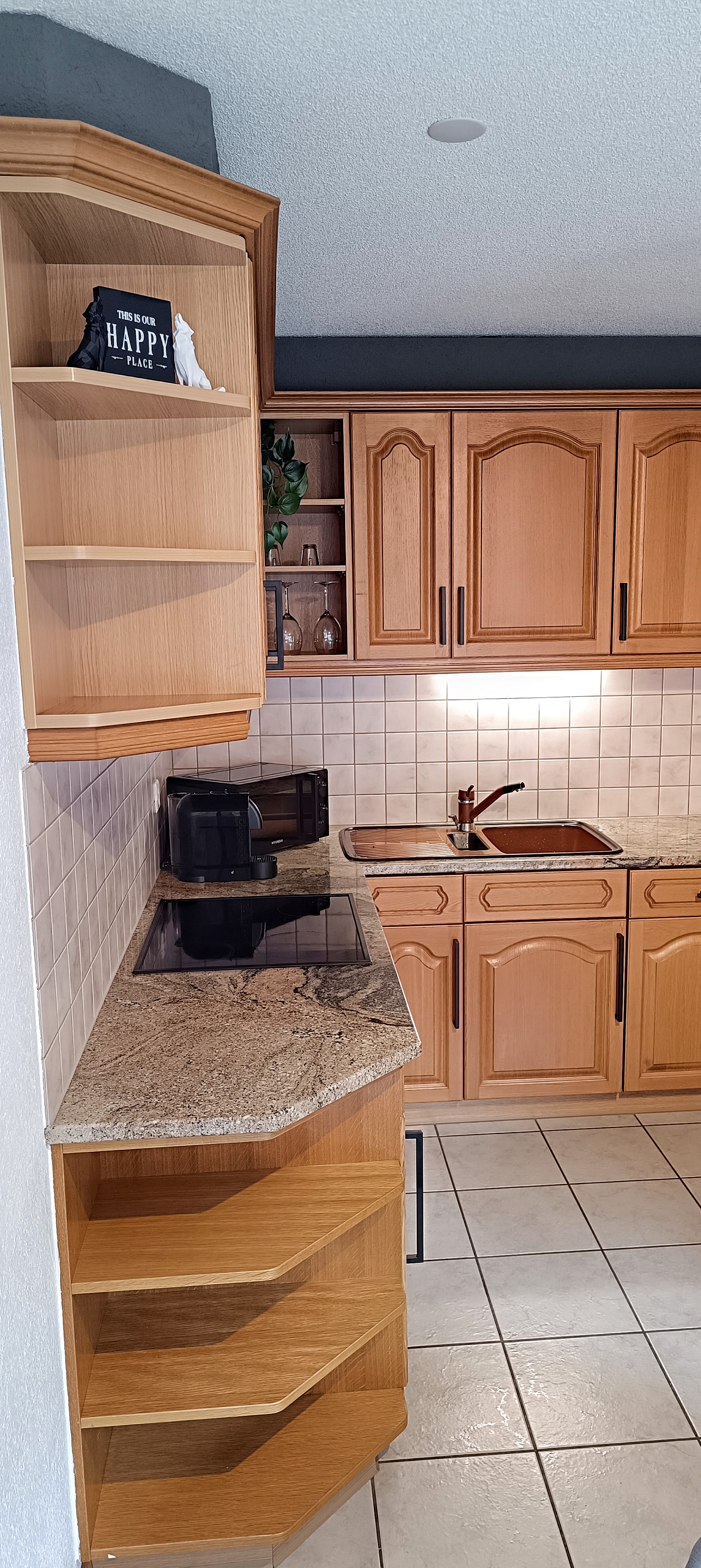 Sala da pranzo luminosa con ampie vetrate e accesso diretto al balcone, appartamento vacanze a Leukerbad
