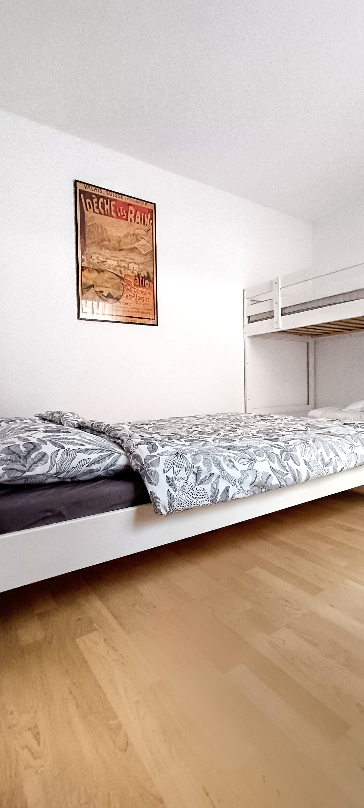 Camera con letto matrimoniale (140x200) e letto a castello (90x200), ideale per coppie e famiglie con bambini